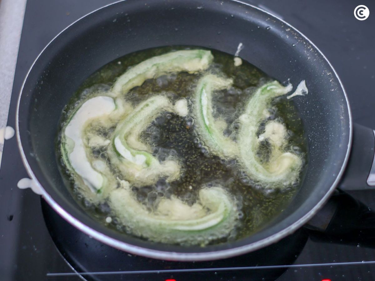 Freír las verduras para conseguir unas rabas de la huerta crujientes