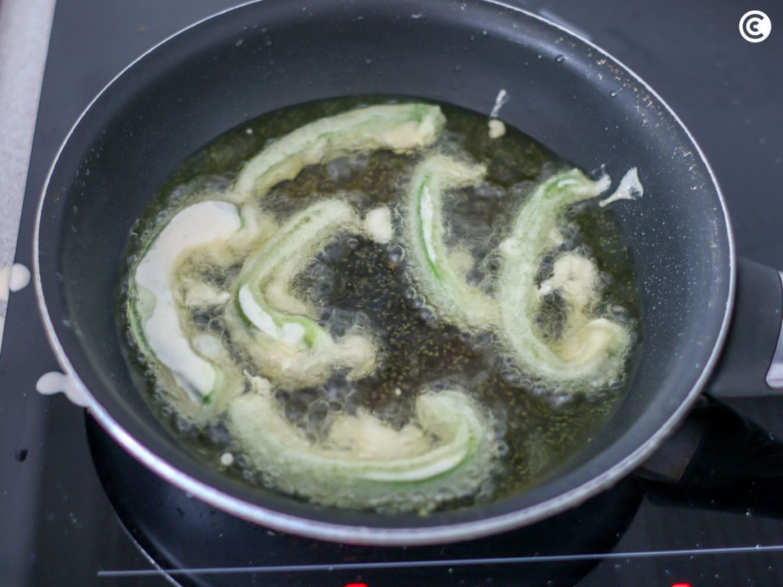 Freír las verduras para conseguir unas rabas de la huerta crujientes Freír las verduras para conseguir unas rabas de la huerta crujientes