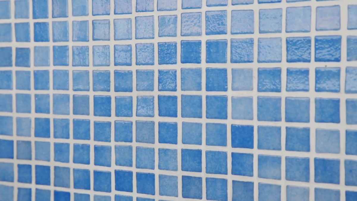 Cómo arreglar baldosas de piscina paso 9