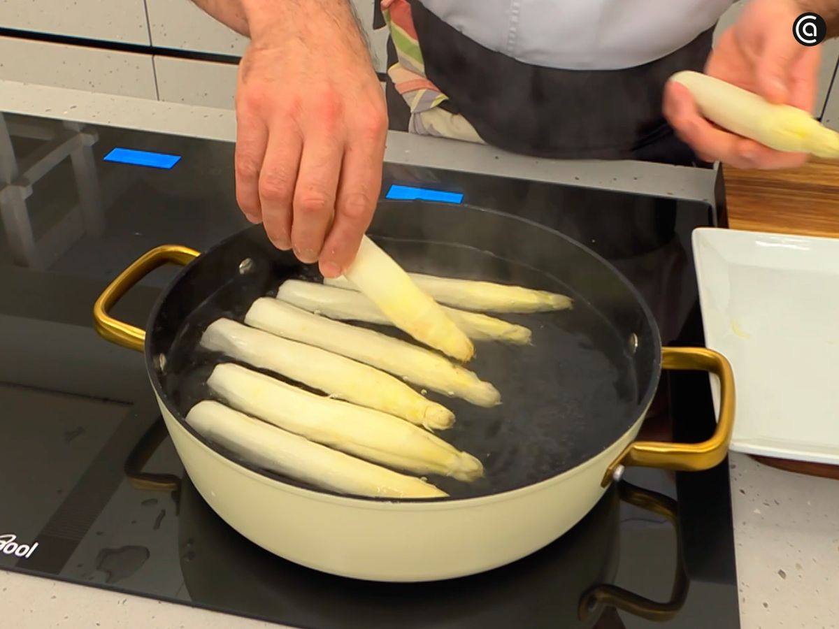 Cocina los espárragos hasta que estén tiernos