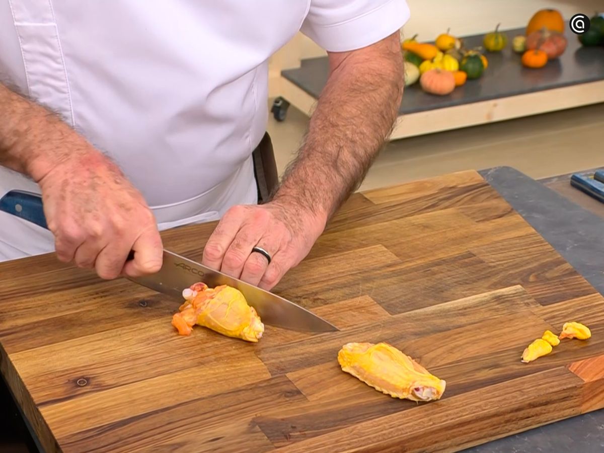 Limpia las alitas, cortáles la punta y la grasa sobrante