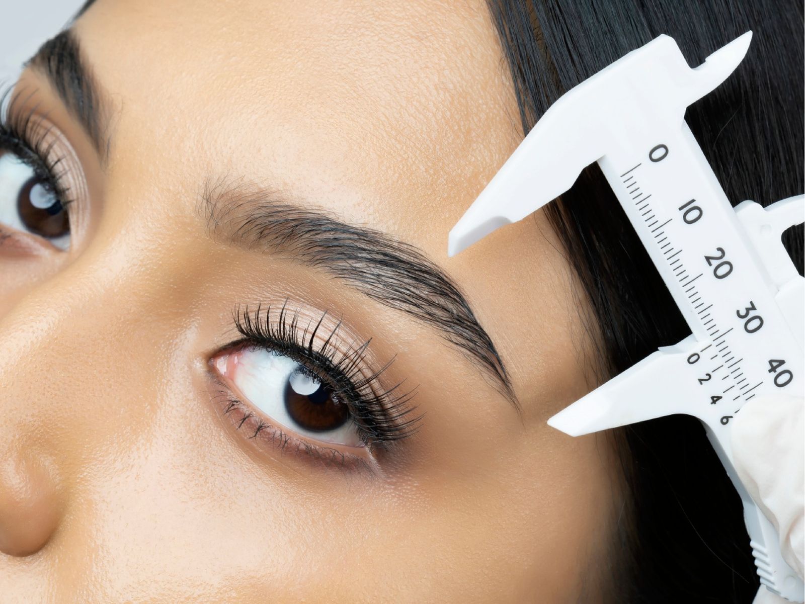 Utiliza un lápiz o regla para alinear tus cejas