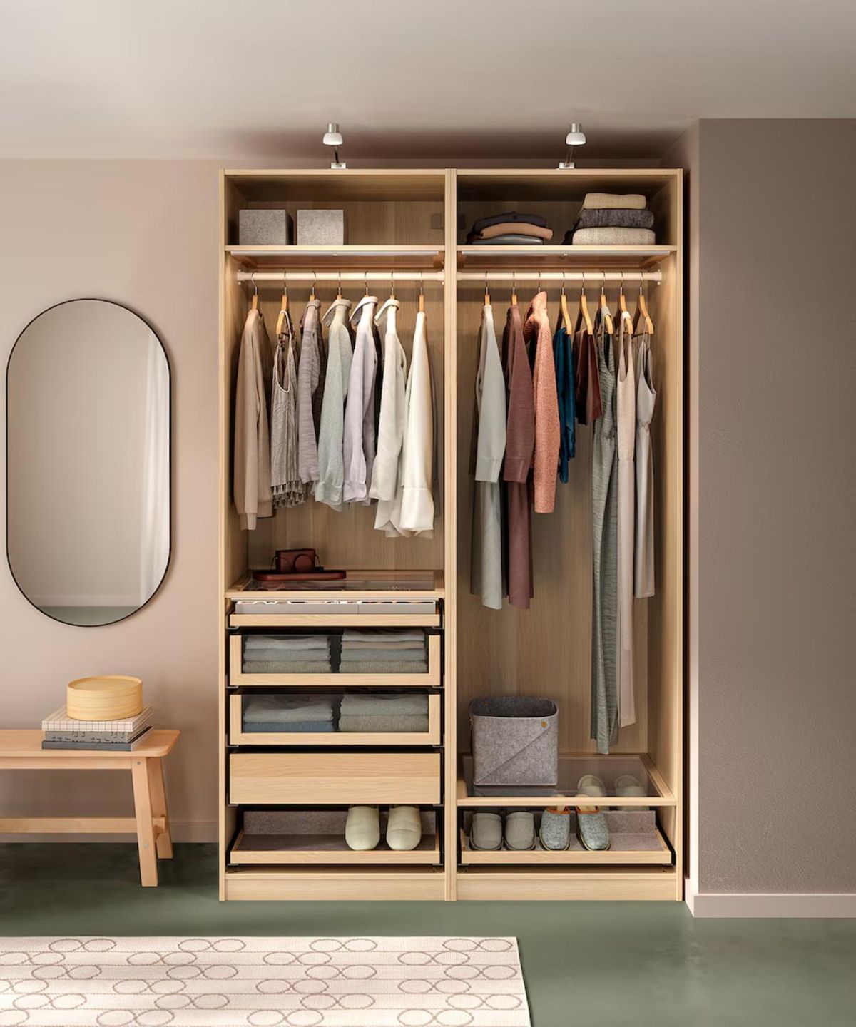 Vestidor con muebles PAX en madera y complementos decorativos.