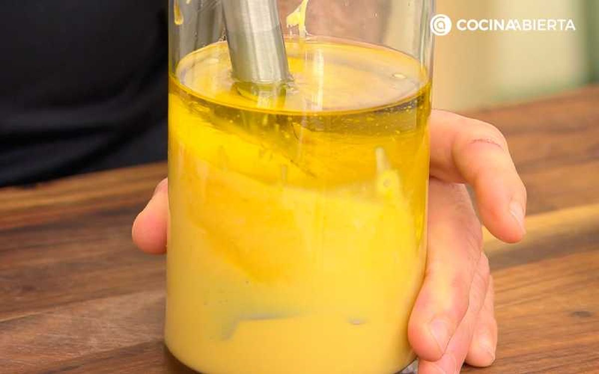 Tritura los ingredientes hasta conseguir una salsa homogénea