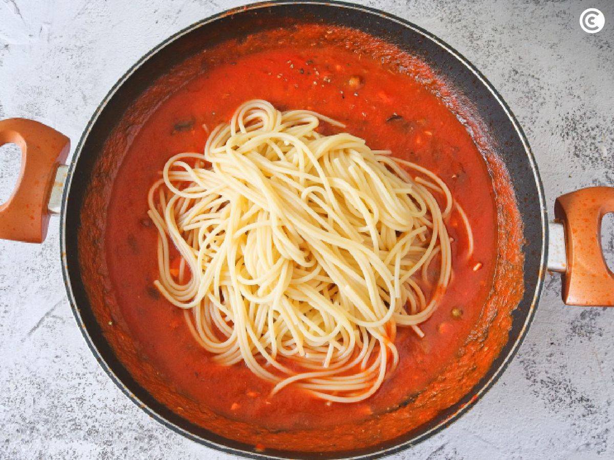 Mezclar los espaguetis con la salsa putanesca