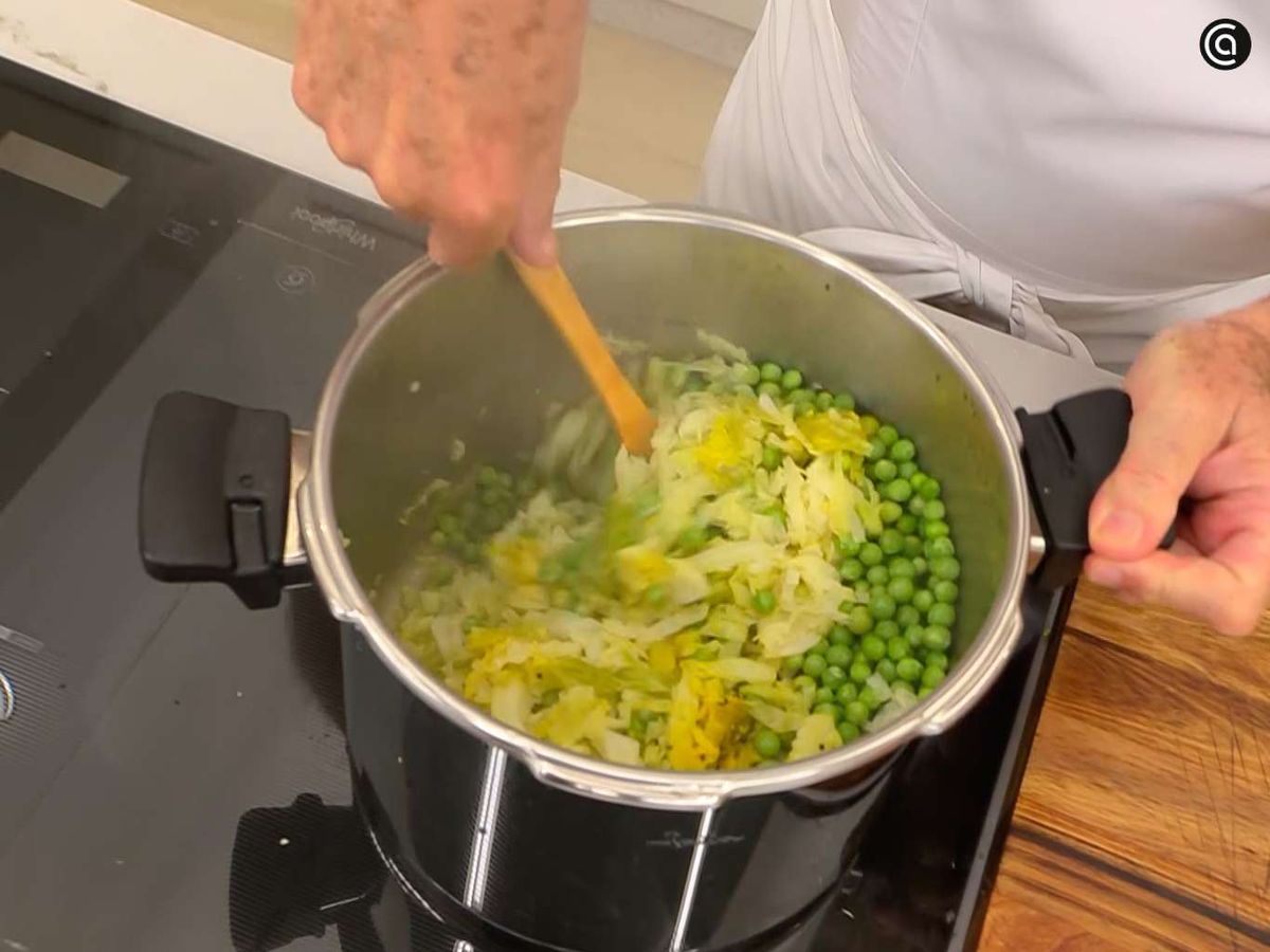 Añade los guisantes cocidos