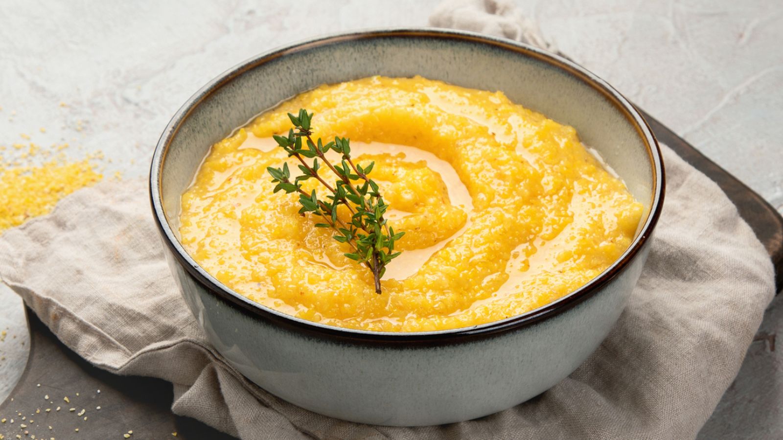 Polenta en su forma más sencilla y reconfortante: cremosa, suave y con un chorrito de aceite de oliva.