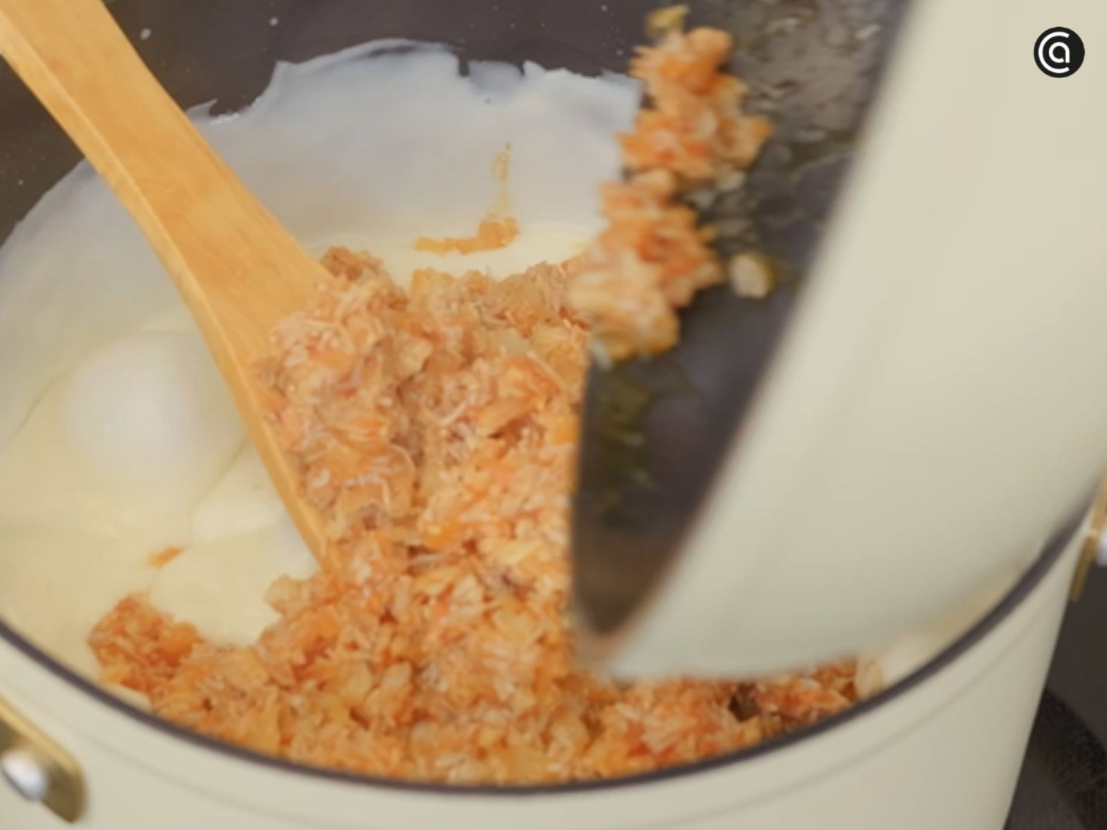 Integramos el sofrito de centolla con la bechamel hasta obtener una masa homogénea y cremosa.