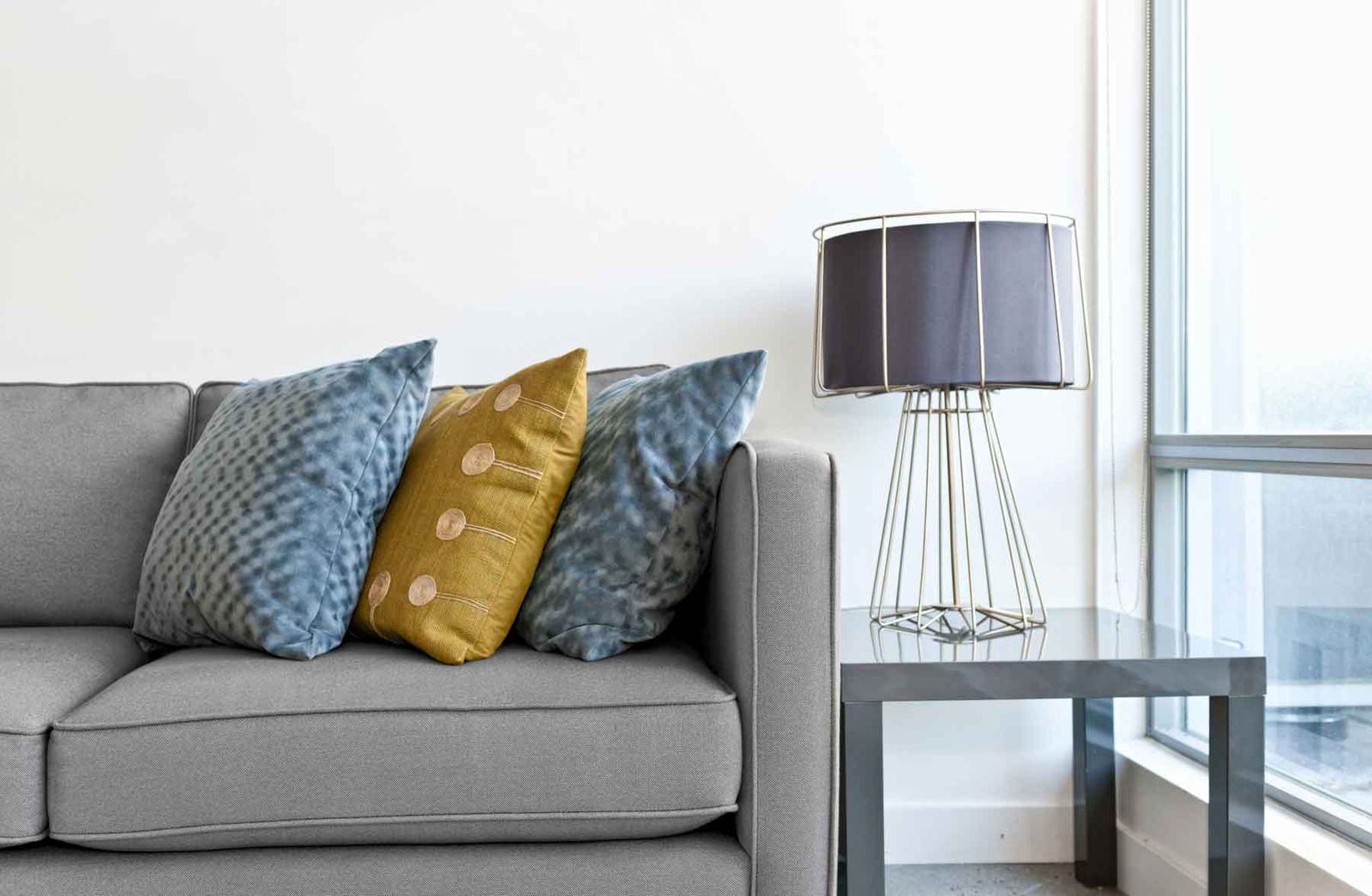 Sofá de color gris para el salón