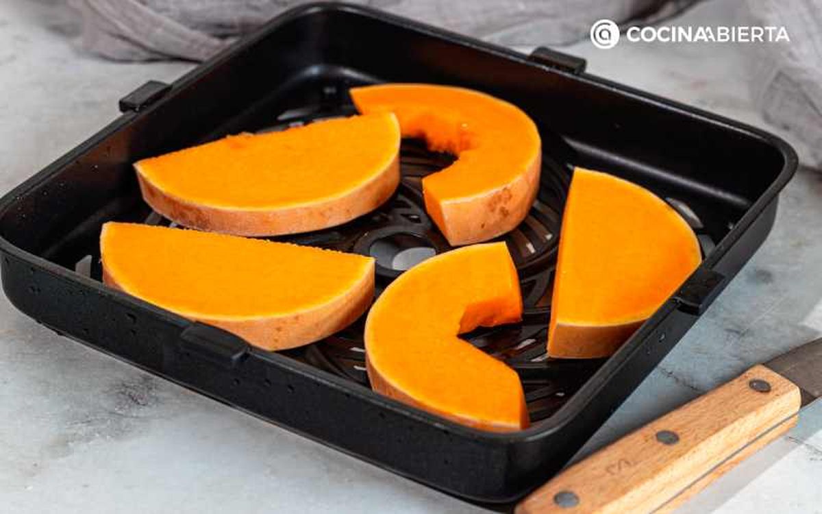 Distribuye la calabaza en el cestillo