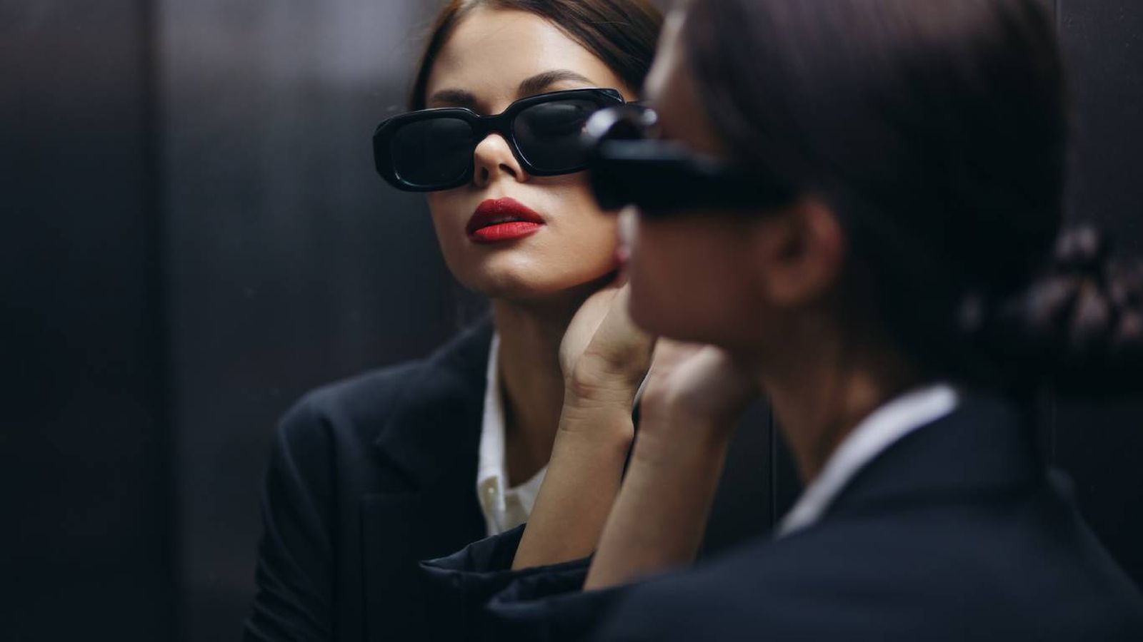 ¿Por qué los ascensores tienen espejos? Su reflejo ¿Por qué los ascensores tienen espejos? Su reflejo