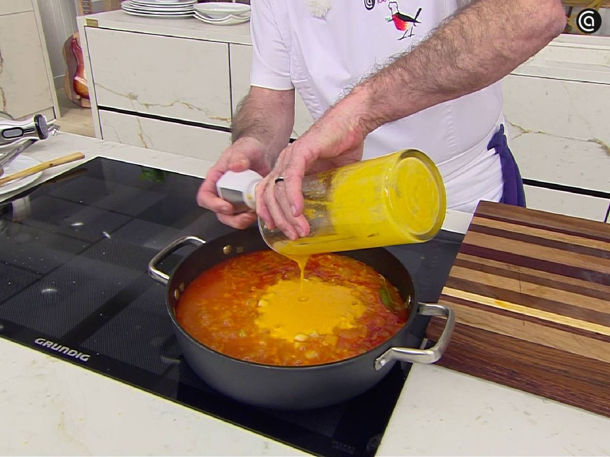 Vierte el puré en la cazuela y mezcla bien