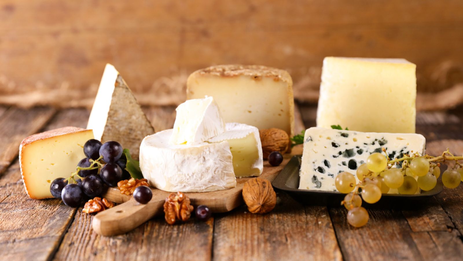 Selección de quesos blandos, azules y curados con frutos secos y uvas: la presentación ideal para sorprender a tus invitados. Selección de quesos blandos, azules y curados con frutos secos y uvas: la presentación ideal para sorprender a tus invitados.
