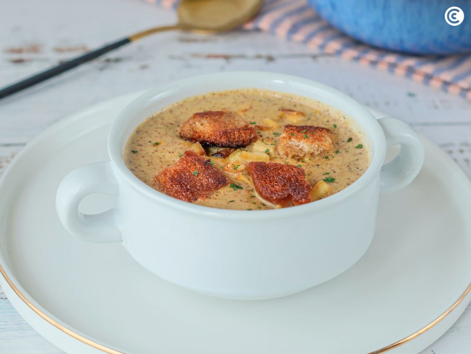 Sopa de almendras vegana