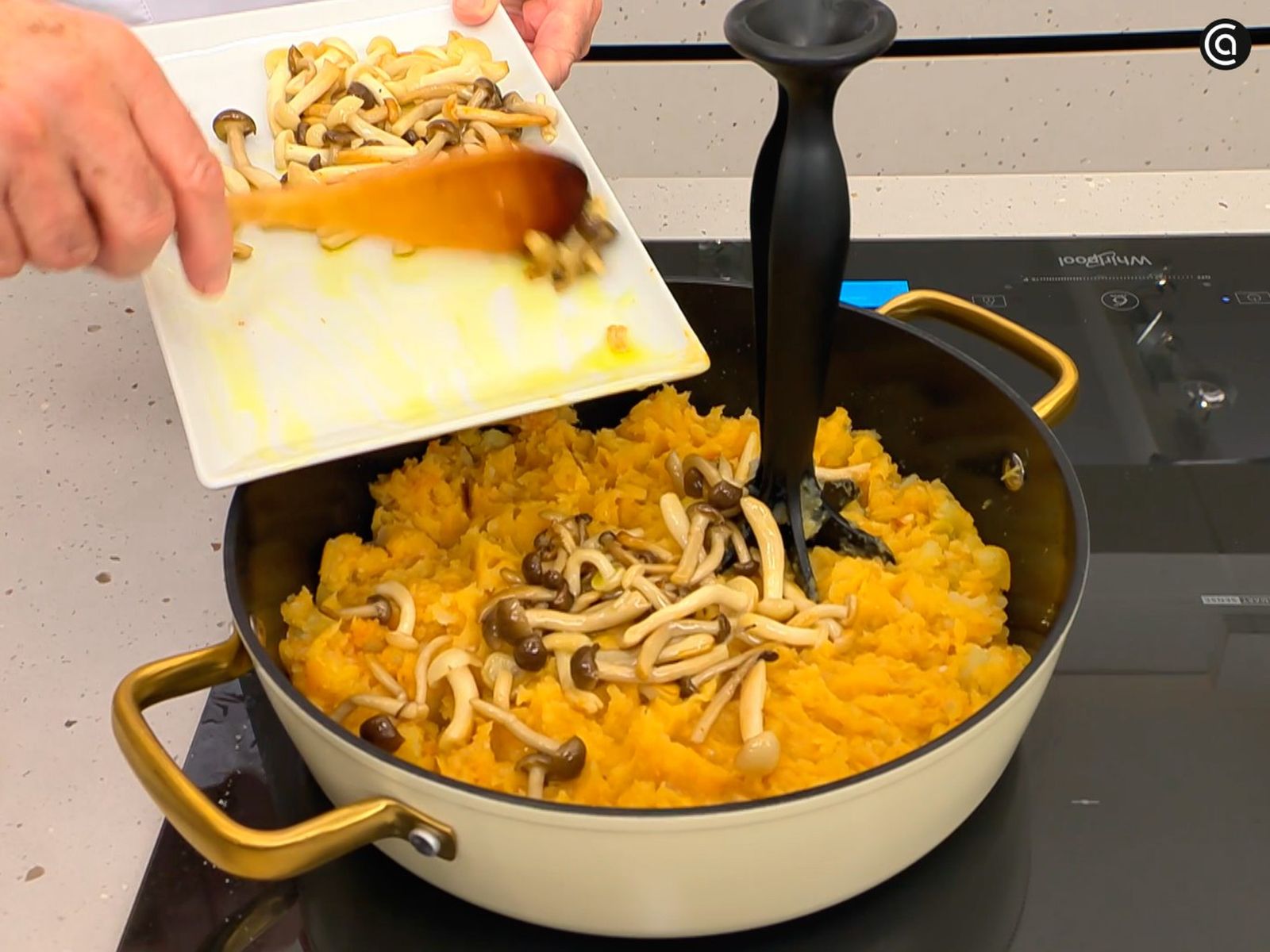 Añade las setas y remueve con cuidado para integrarlas