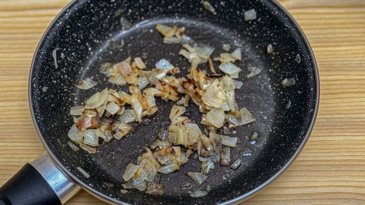 Sofreír la cebolla en la sartén