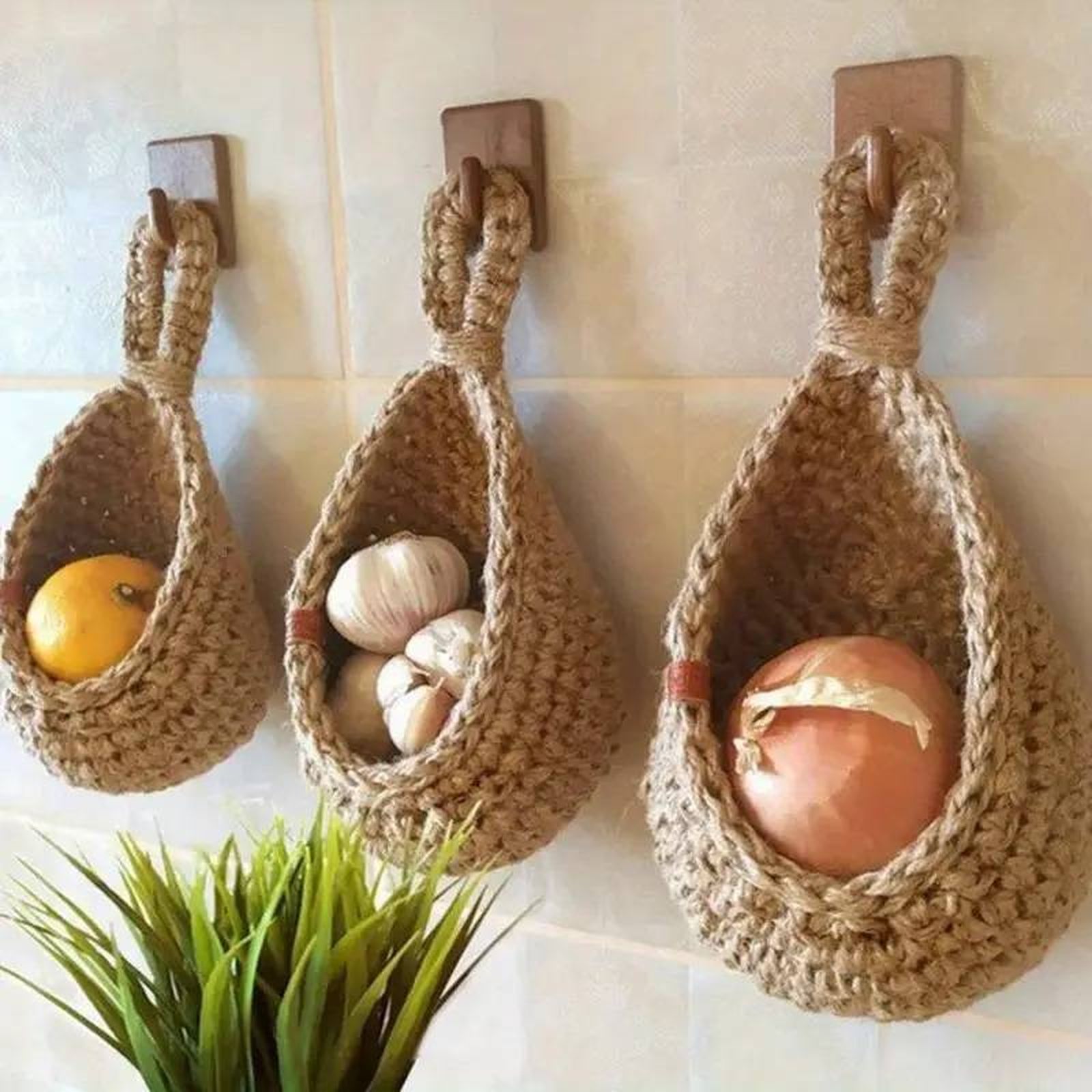 Cestas colgantes de fibras naturales para guardar alimentos. Cestas colgantes de fibras naturales para guardar alimentos.