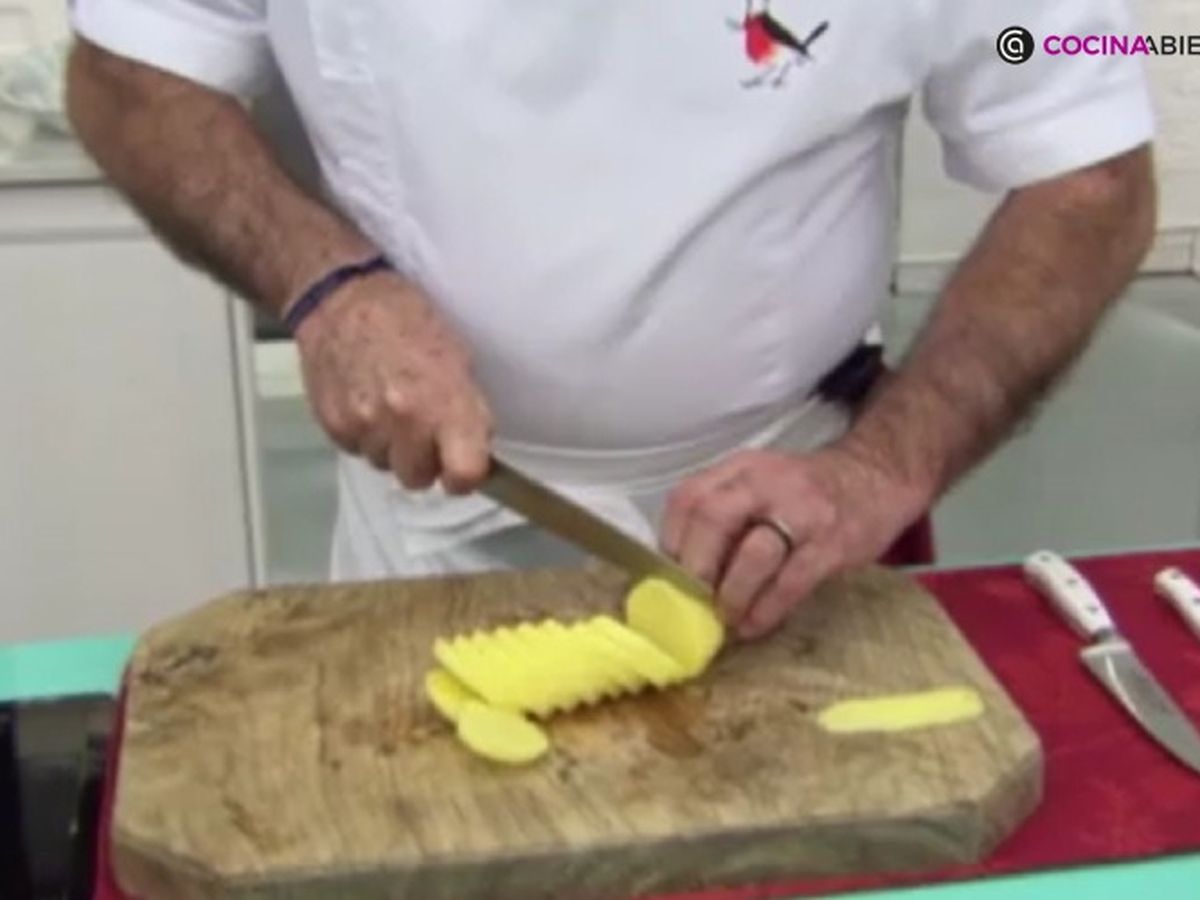 Las patatas se cortan en rodajas