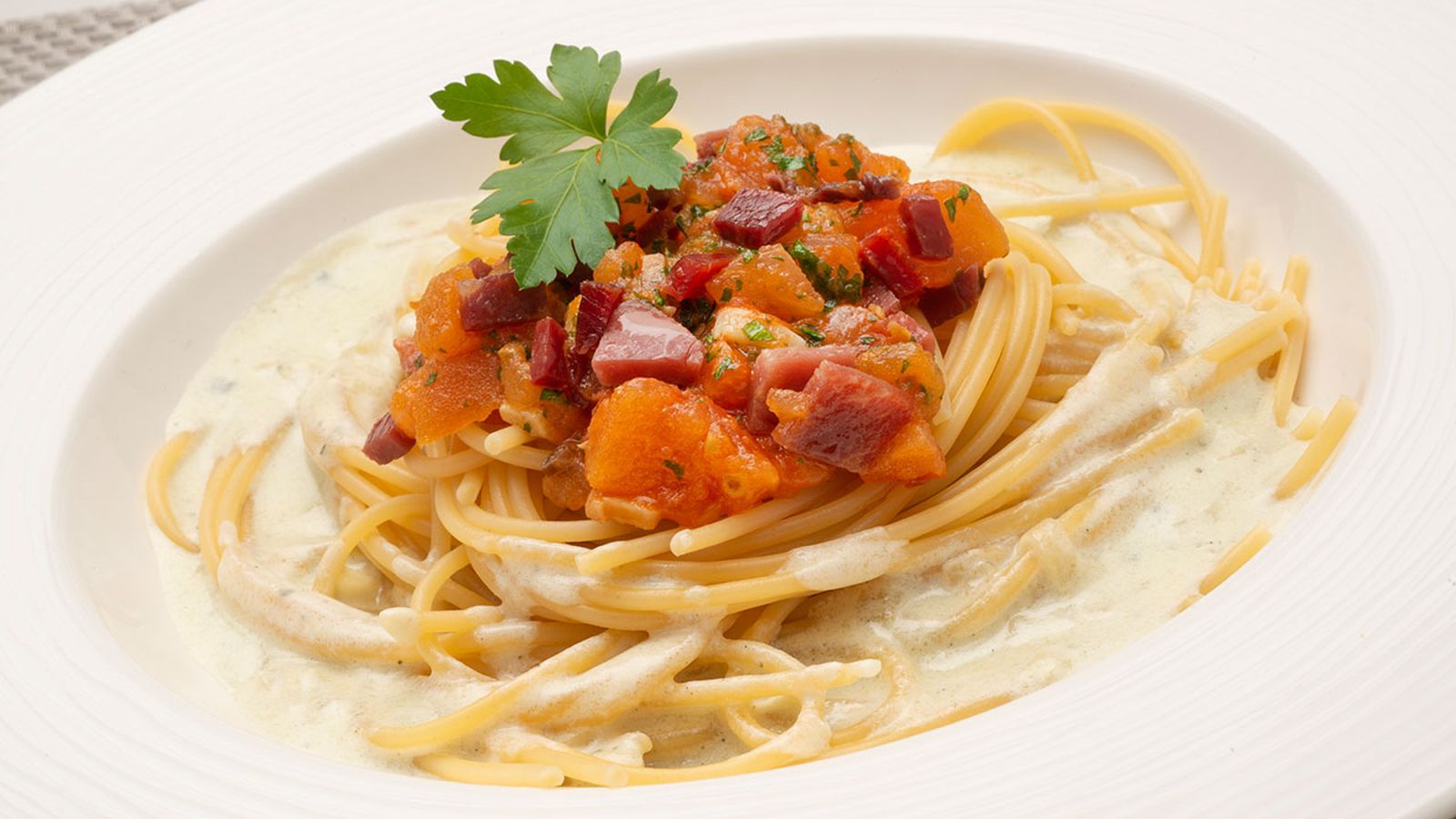 Espaguetis con jamon y salsa roquefort