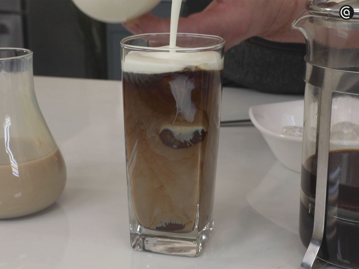 Añade la crema de licor y la nata por encima