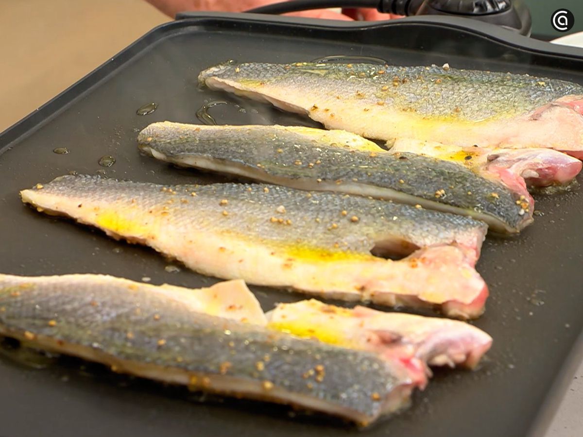 Dora los lomos de lubina en una plancha bien caliente