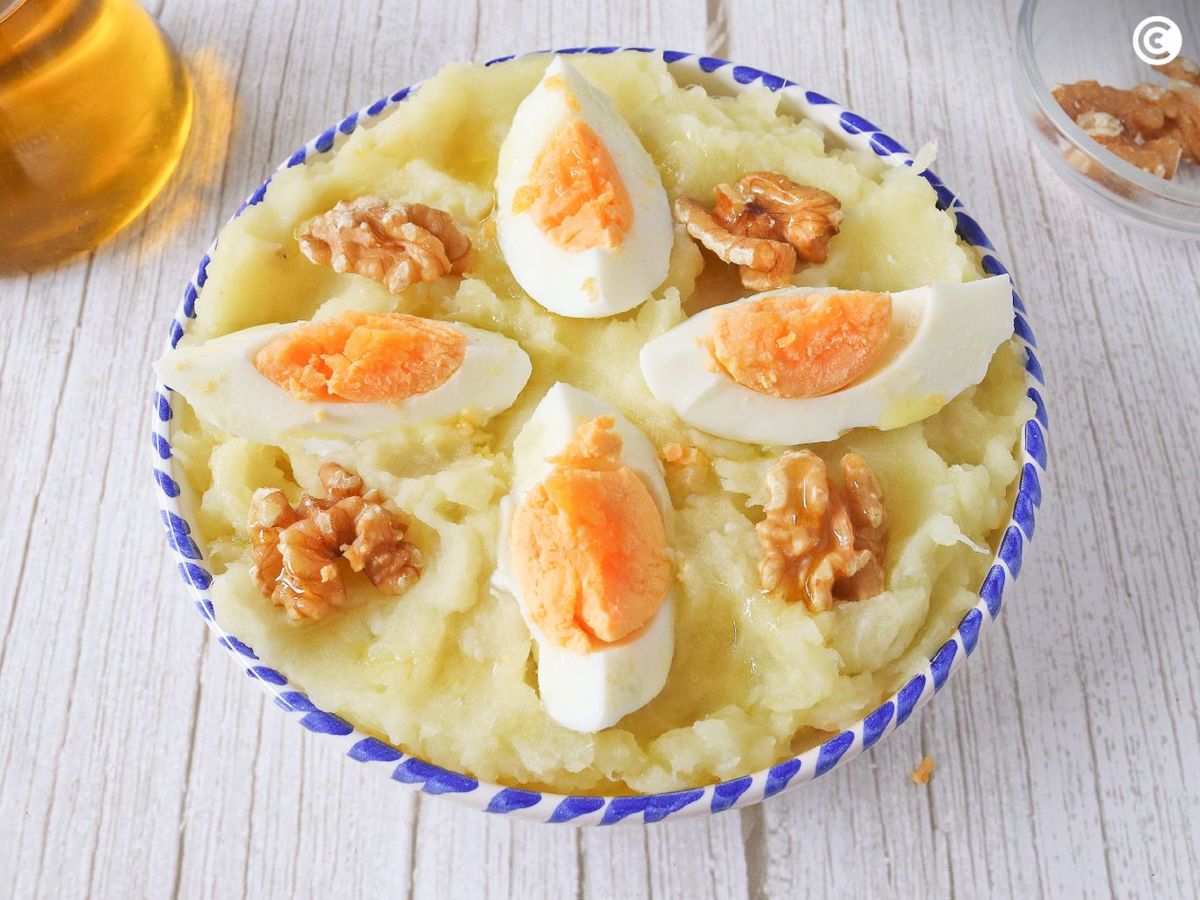 El atascaburras suele ir decorado con huevo y nueces