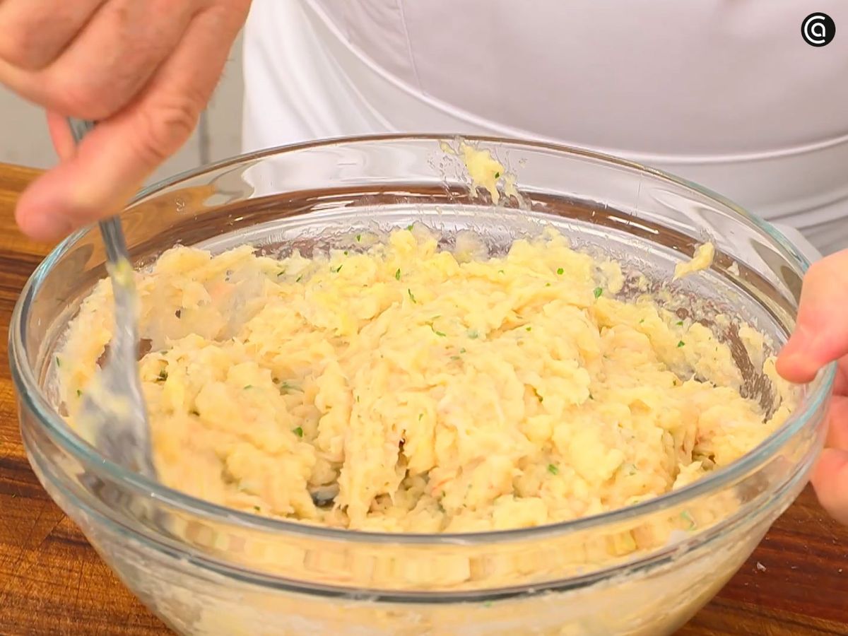 Incorpora el huevo y el pan rallado a la cebolleta, las gambas y la merluza ya trituradas, y mezcla bien