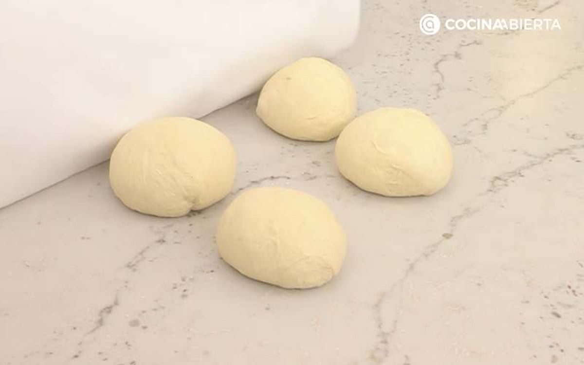 Divide la masa en ocho bolas