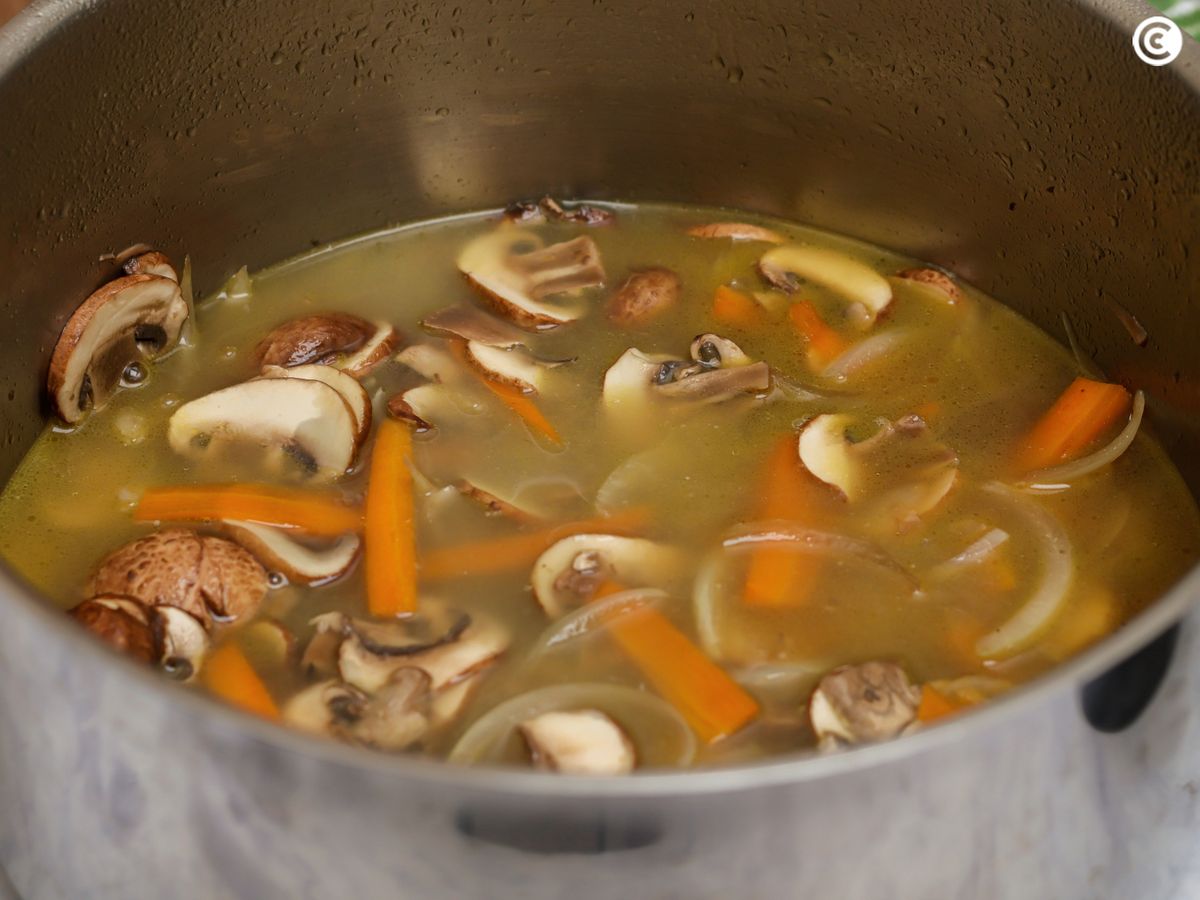 Cubre las verduras con el caldo