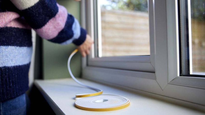 Persona aislando una ventana