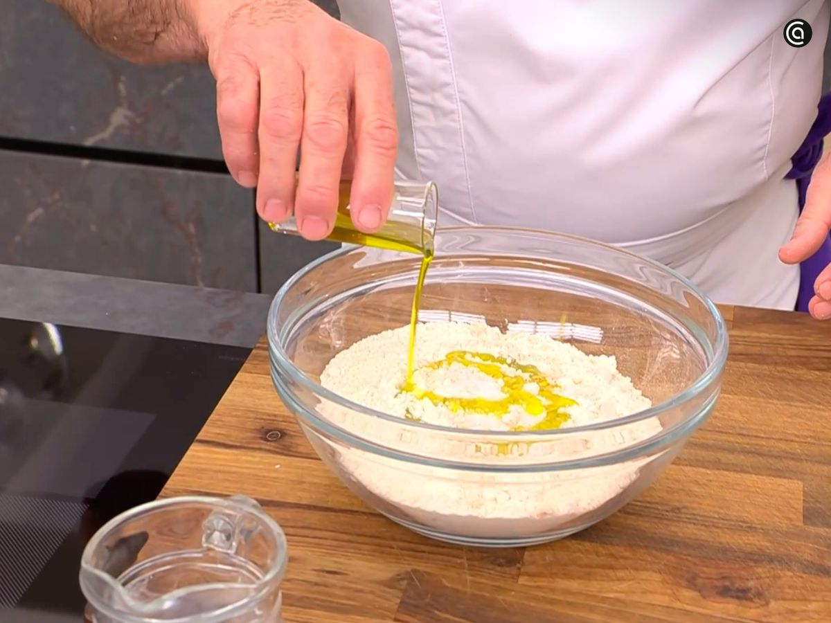 Agrega los ingredientes en el centro del bol