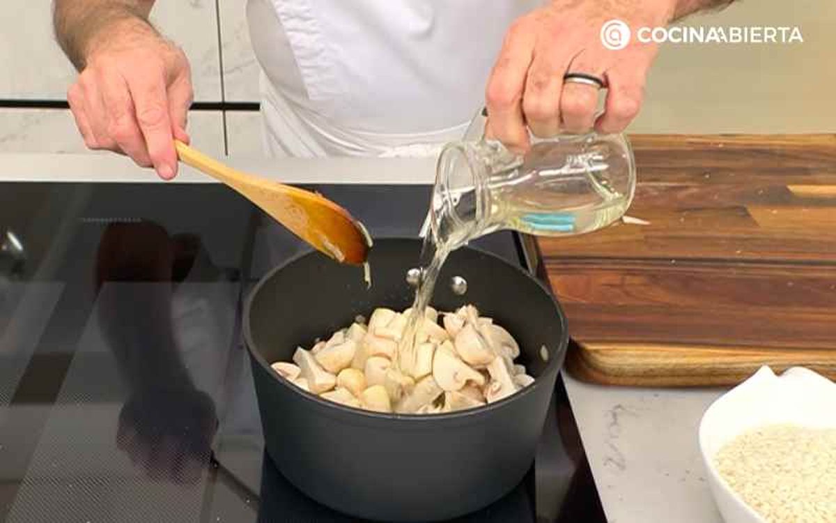 Vierte el vino blanco