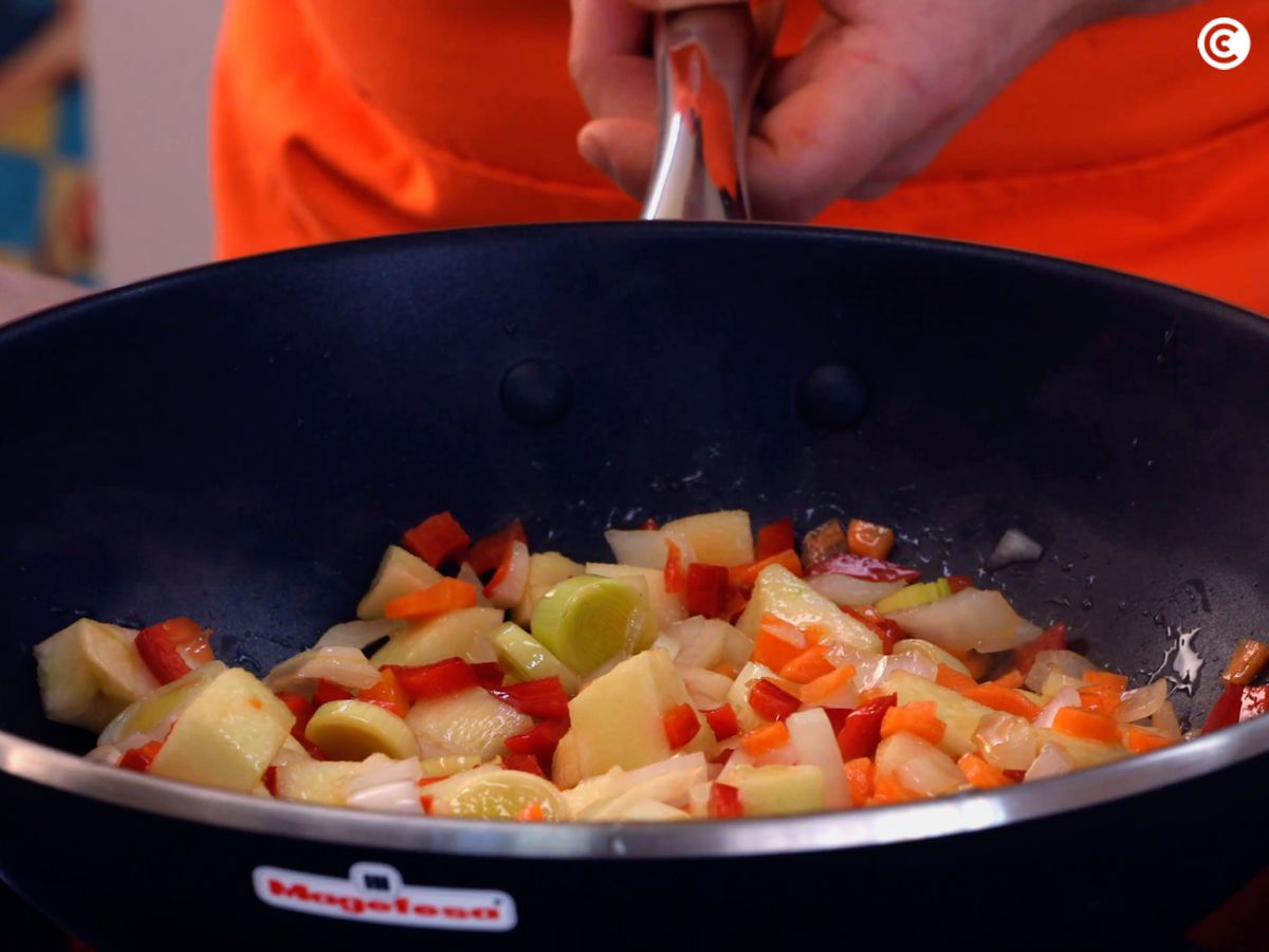 Sofríe las verduras en el wok