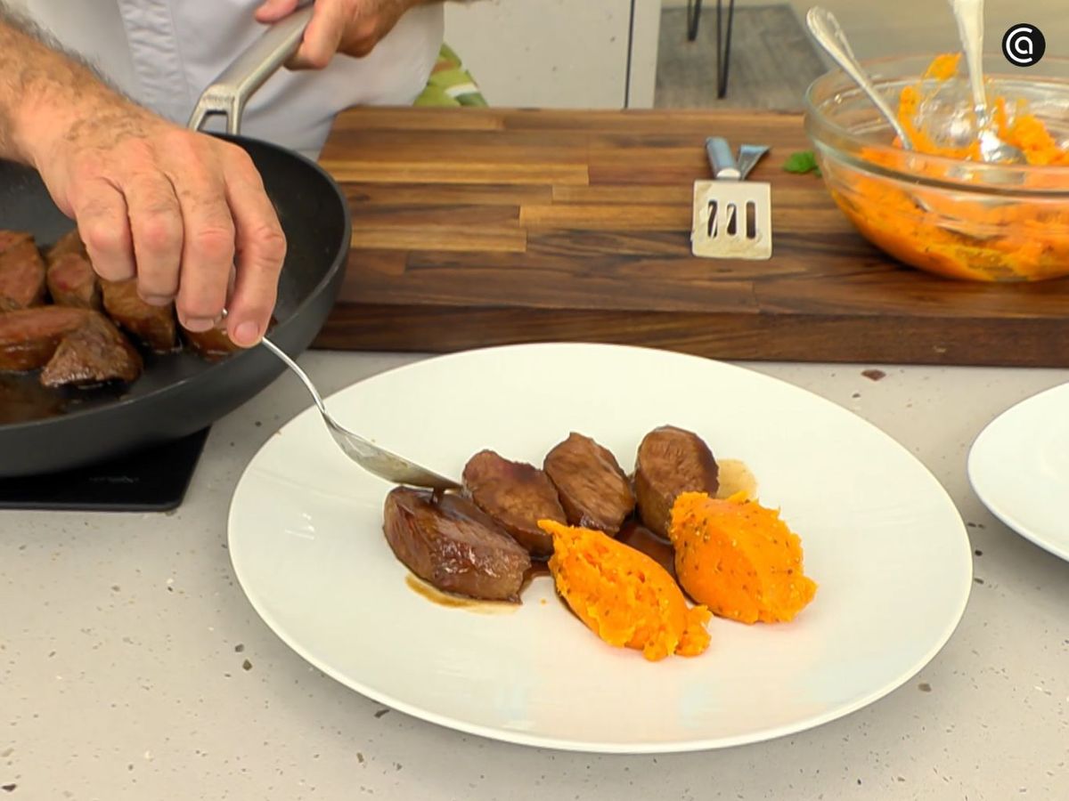 Sirve la presa ibérica con boniato