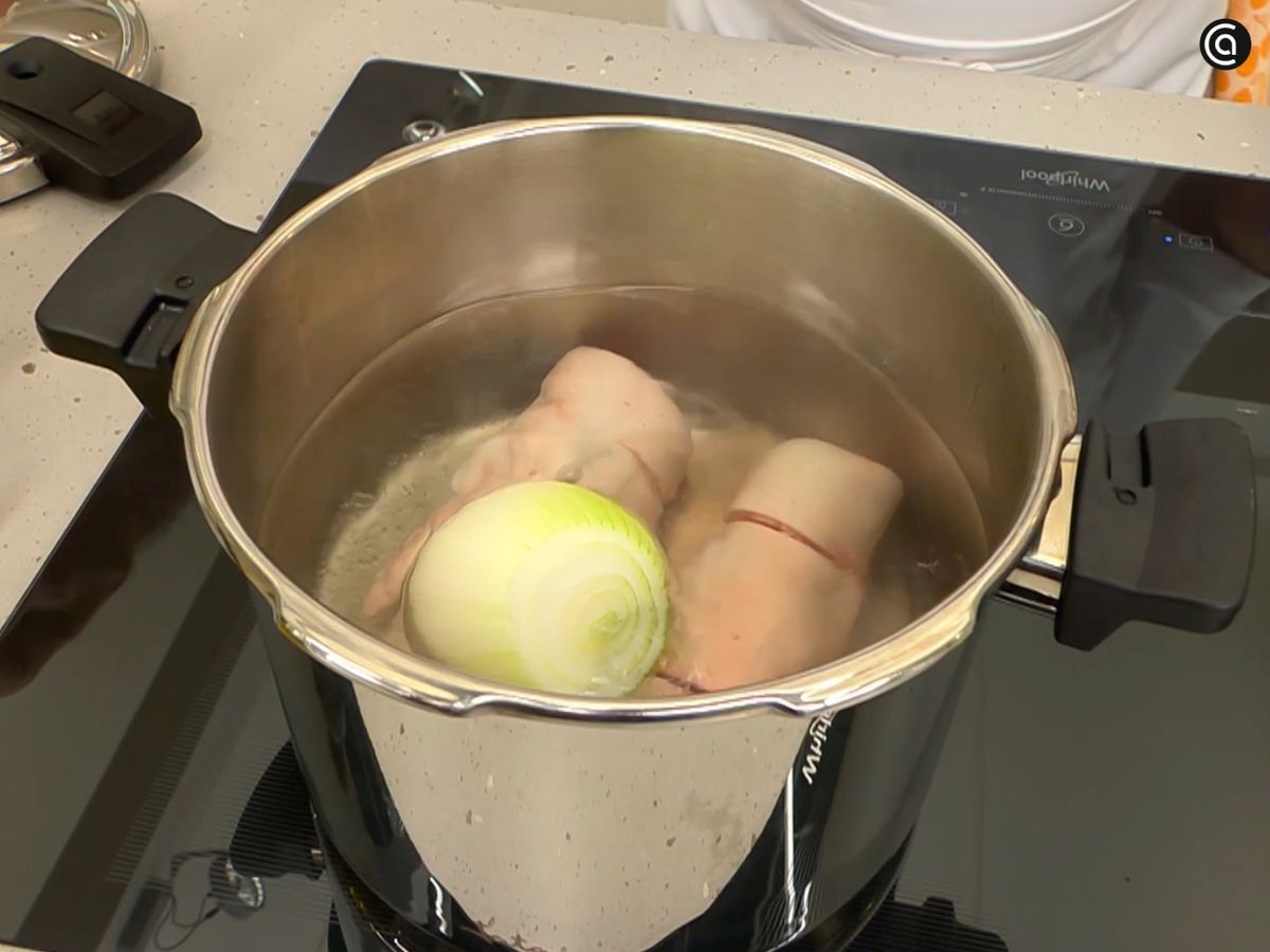 Cuece las manitas de cerdo con una cebolla en la olla rápida