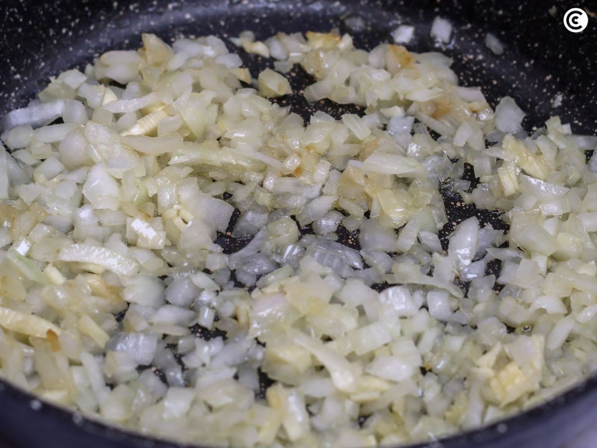 Sofrito de cebolla y ajo para el relleno de verduras de las empanadillas
