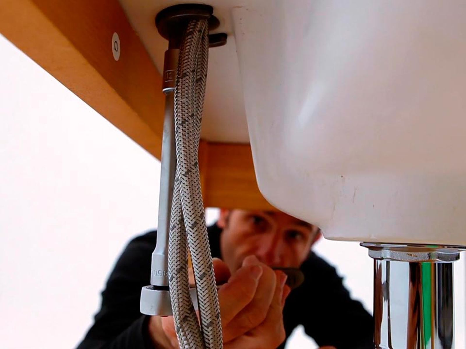 Cómo apretar el grifo del lavabo paso 3 Cómo apretar el grifo del lavabo paso 3