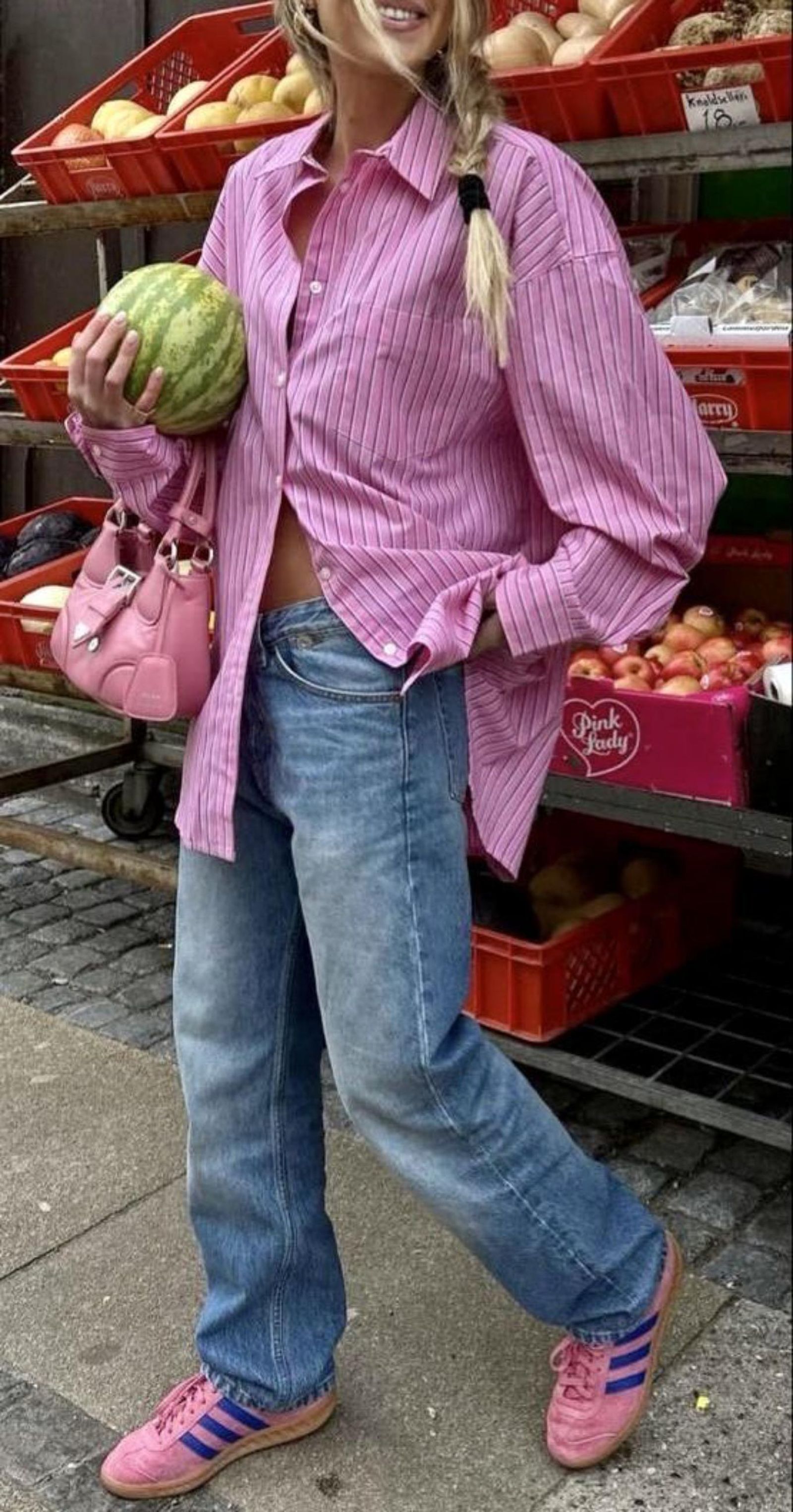 Las camisas de rayas quedan genial con jeans anchos.
