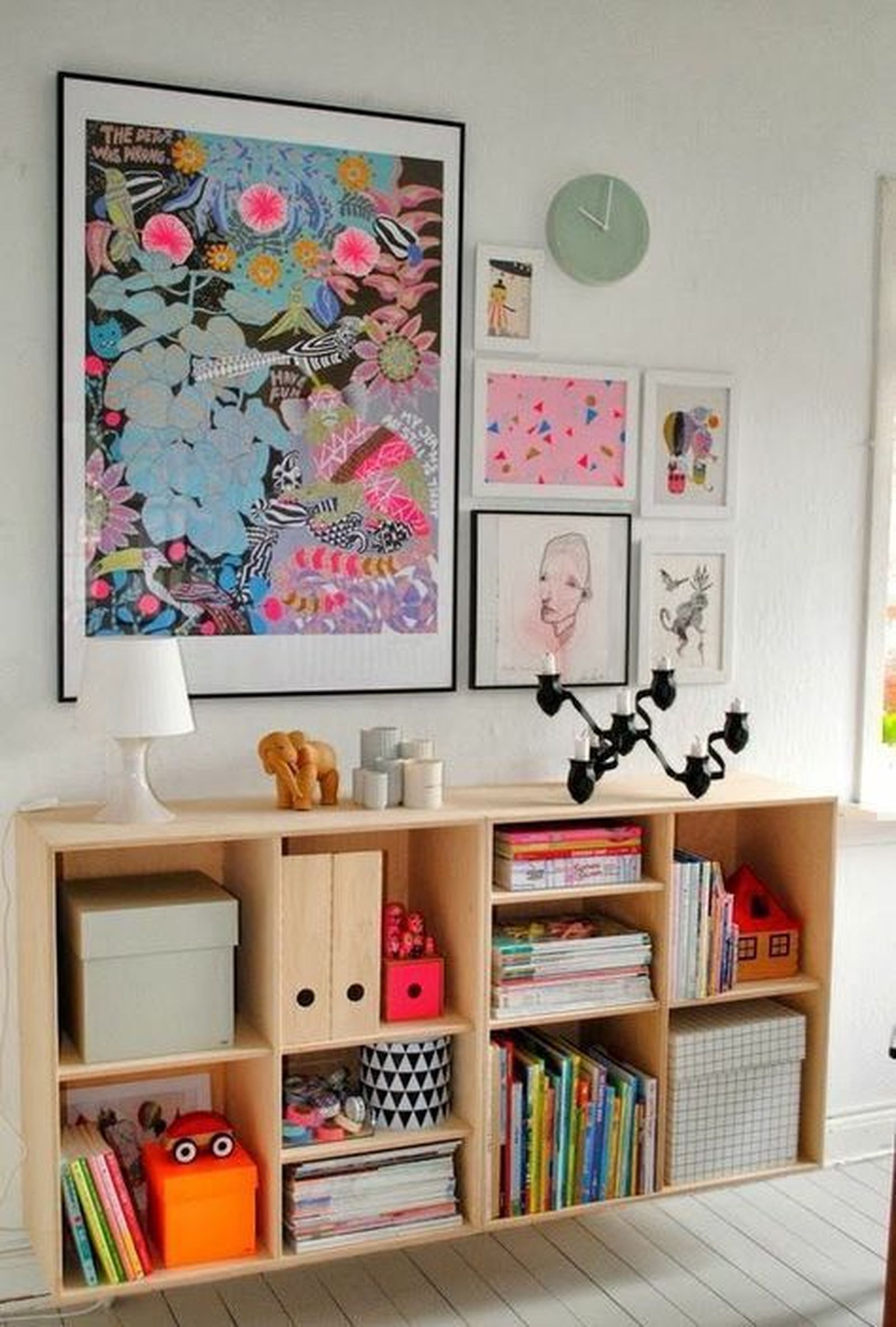 decorar salon cuadros al lado dela comoda 3