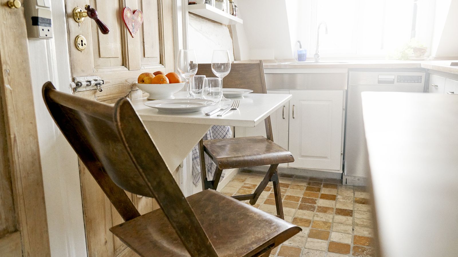 La mejor opción en cocinas pequeñas suele ser un mueble empotrado o a medida
