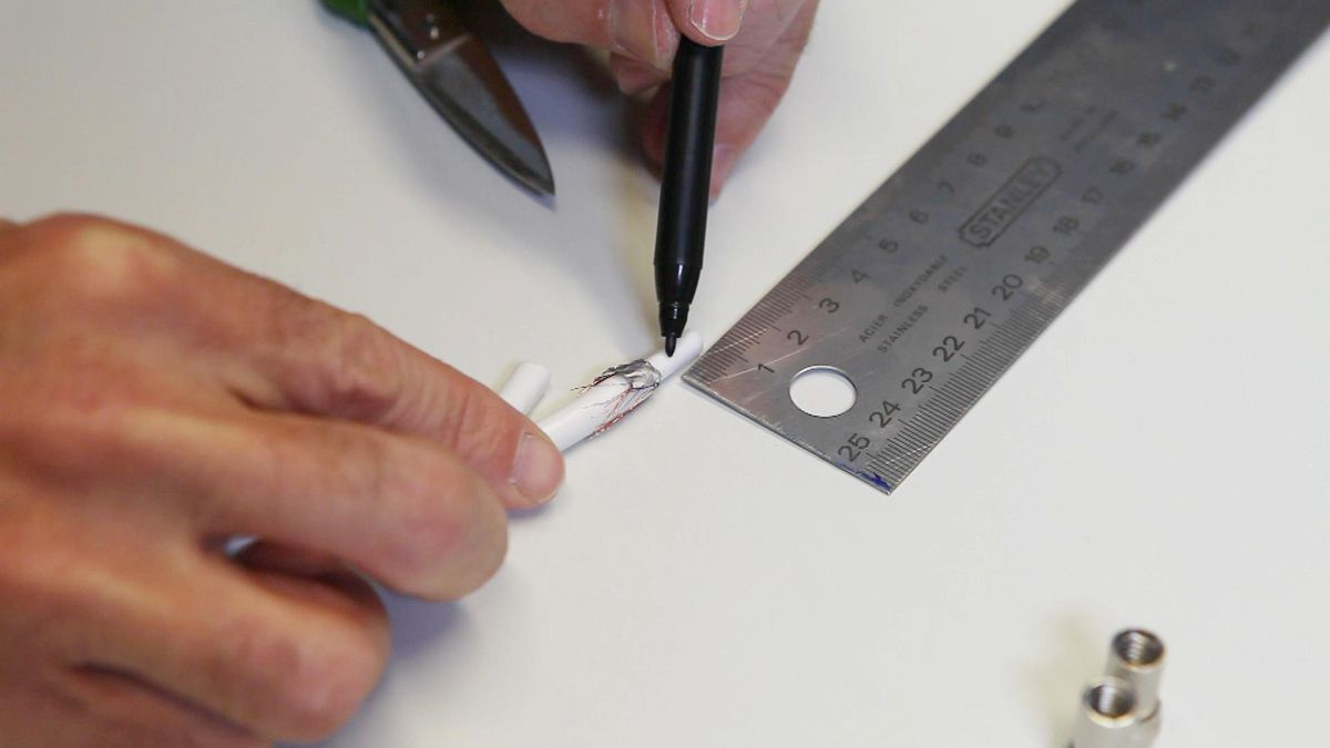 Conectar conector F en un cable coaxial paso 3