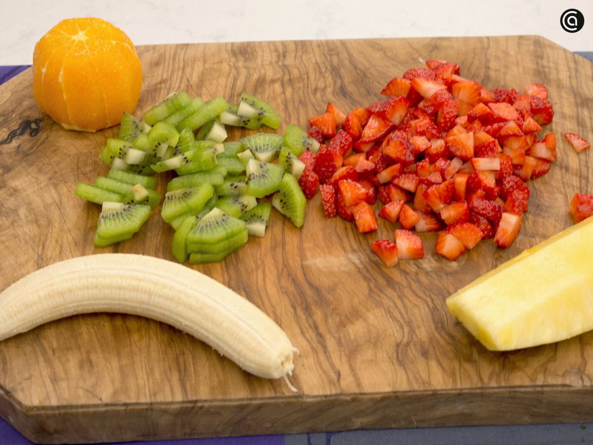 Trocea las frutas y colócalas en un bol amplio
