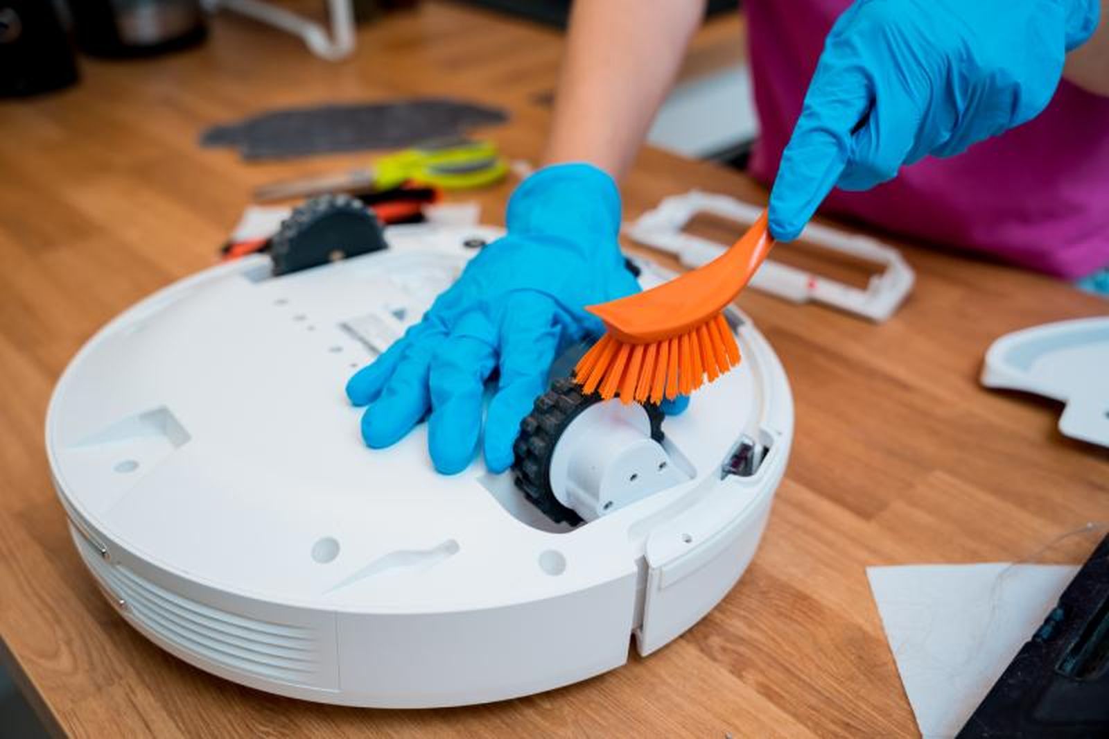 No olvides limpiar las ruedas del robot aspirador