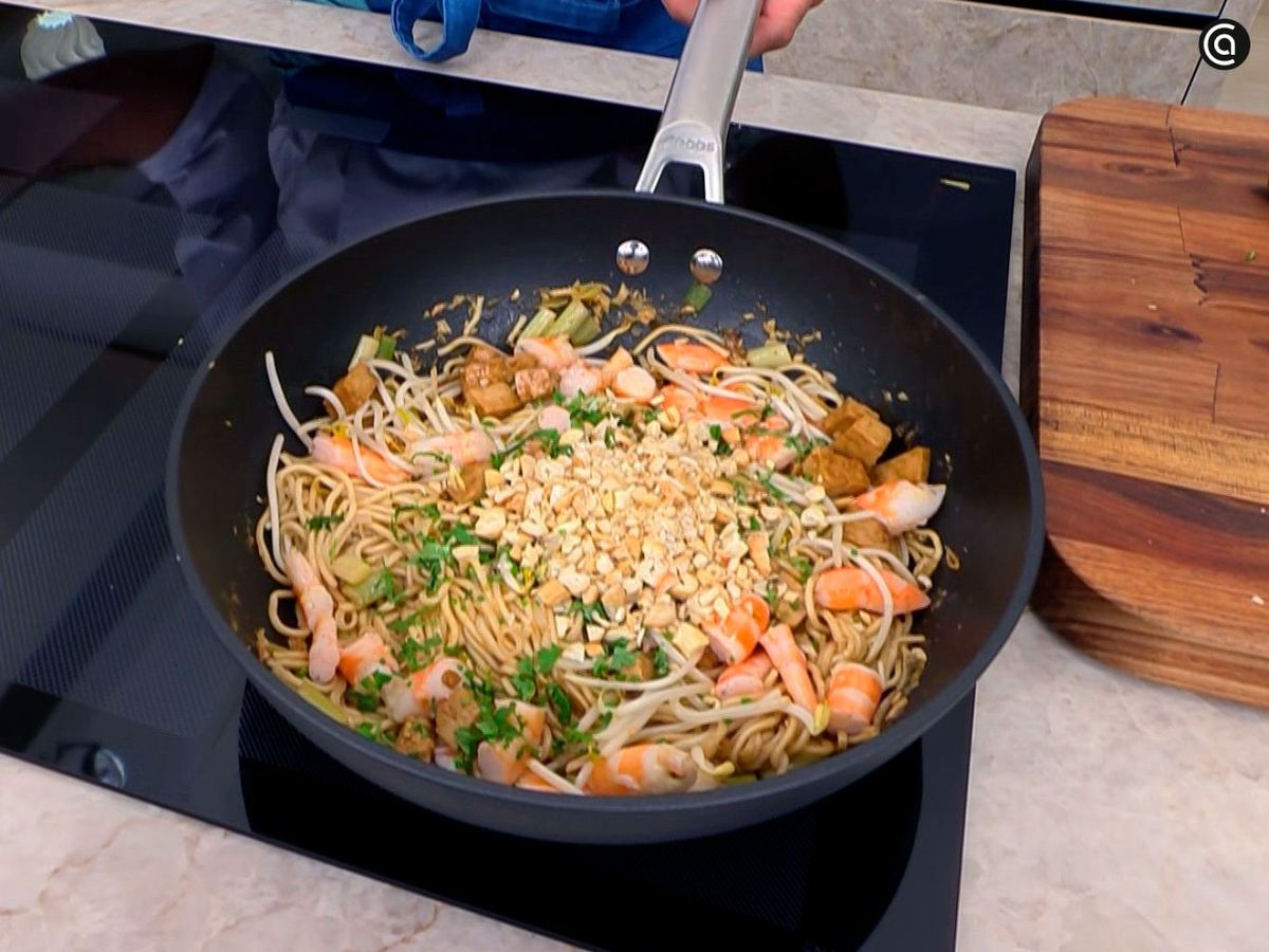 Hacer el pad thai de langostinos en el wok
