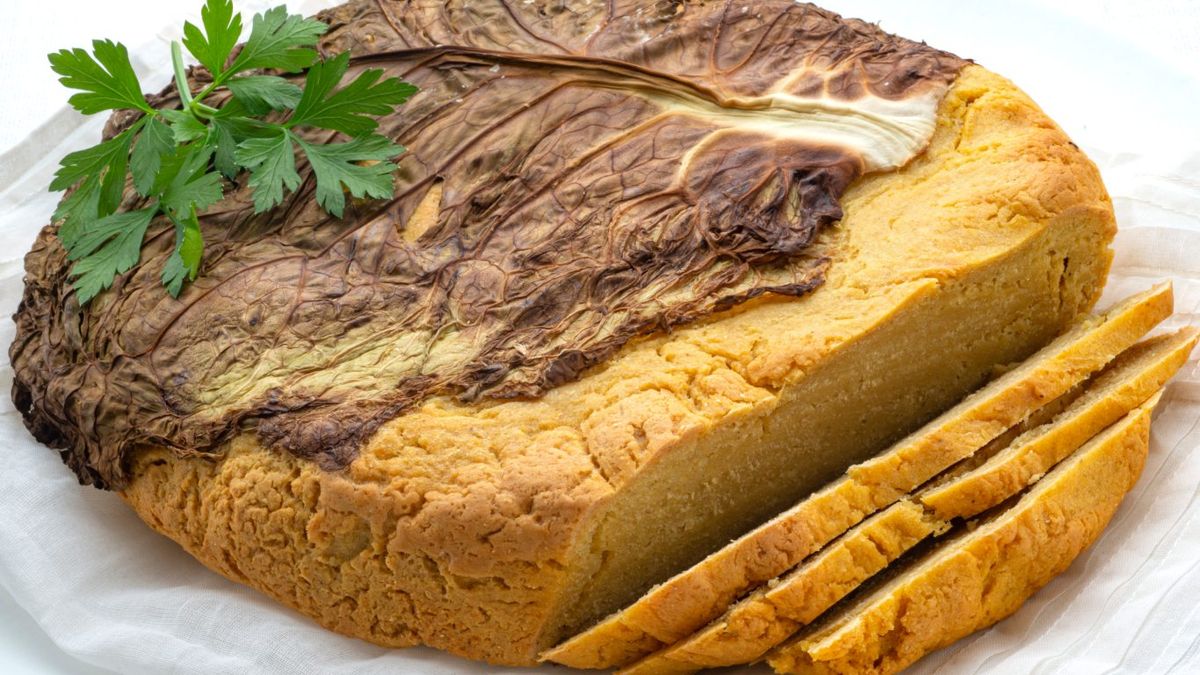 Borona, pan de maíz cubierto con hojas de berza