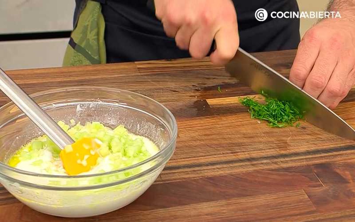 Pica finamente las hojas de menta