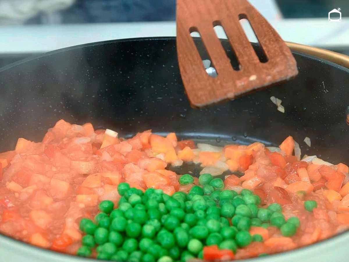 Cocina las verduras para la salsa del pollo a la jardinera