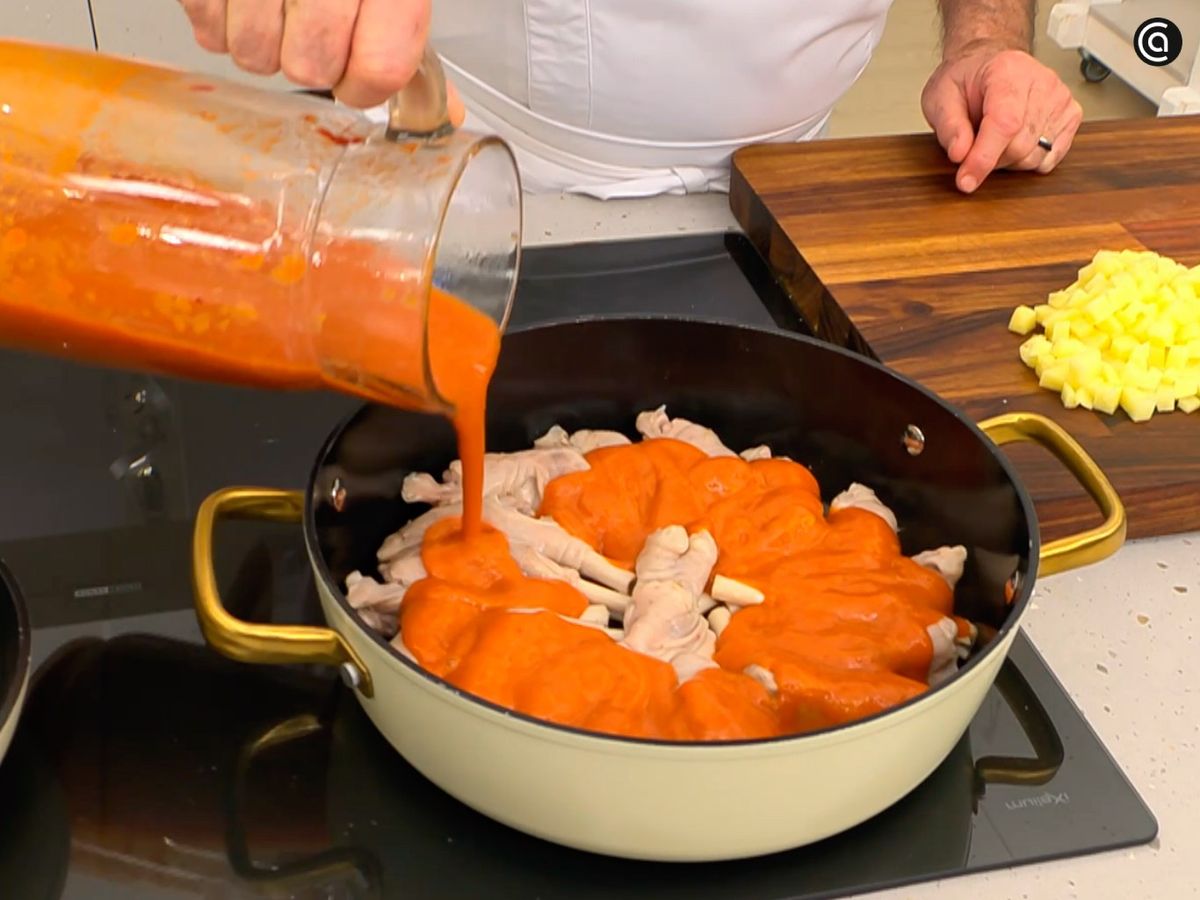 Vierte la salsa picante triturada sobre las manitas de cordero y cocina unos minutos