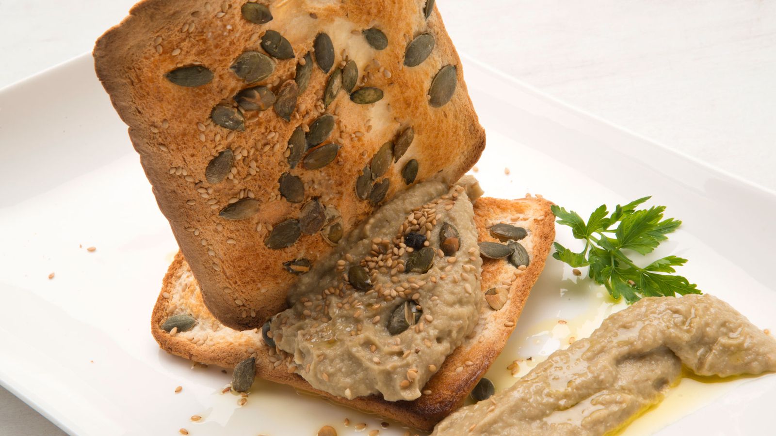 Hummus de berenjena con pan de semillas Hummus de berenjena con pan de semillas