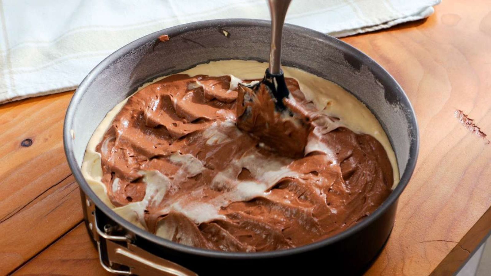 Incorpora la masa con cacao y mezcla para crear el efecto marmolado Bizcocho marmolado Paso 6